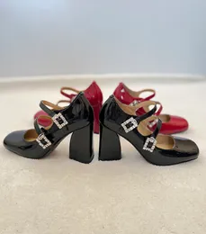 Lindos sapatos sociais estilo francês com fivela de strass e salto grosso para meninas em vermelho para complementar os vestidos