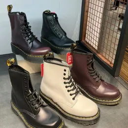 Box Dr Martinss Boots Docs Docs Martens 디자이너 부츠 Martin 남자 여자 고급 스니커 트리플 흑백 클래식 발목 짧은 부츠 겨울 눈 야외 따뜻한 신발