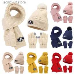 帽子のスカーフセット3PCS子供編み帽子スカーフgs冬の赤ちゃんベアレーベルビーニーアウトドゥーアコールドプルーフウールCスーツウォームアクセサリル231113