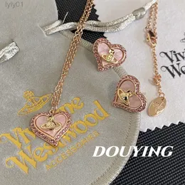 24SS Designer Fashion Viviene Westwoods Ban Mative Saturn with Diamonds Pink Love Fritillaria Rose Gold Necklace Women Light Luxury Vervent High 20255