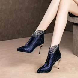 Scarpe eleganti da donna in rilievo con tacchi alti pavone stivali da donna in pelle eleganti appuntanti a punta di punta per banchetti autunno scarpe da festa per donne 230413