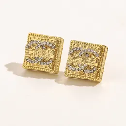 Elegant lyxstil Letter Designer Stud Earring för charm Kvinnor Diamond Brand Earring for Wedding Part Gift Jewelry Accessorie