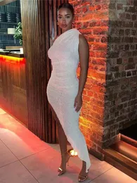 Casual Dresses Mozision White One Shoulder Oregelbundet maxi klänning för kvinnor Robe Sommar ärmlös off-shoulder bodycon sexig lång