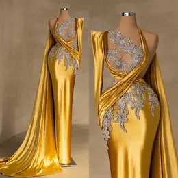 Gelbe Mantel-Kristall-Abendkleider, Strass-Abschlussball-Kleider, lange Ärmel, ein-Schulter-Ausschnitt, plissiert, Sweep-Zug, Satin, formelles Kleid