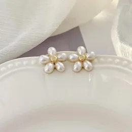 Brincos traseiros elegantes com clipe de flor de pérola simulada em algemas simples para mulheres, presente de festa de casamento