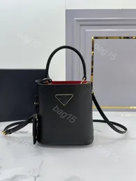 Pard Designers Umhängetasche 10a Kompakte Gepäckträgertaschen Eine elegante, minimalistische Umhängetasche aus ikonischem Saffiano-Leder mit einem markanten Kreuzschraffurmuster