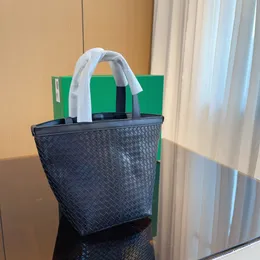 nuevo bolso tote para primavera verano otoño e invierno con líneas limpias bottega sale a la calle preferido veneta bolso tote clásico