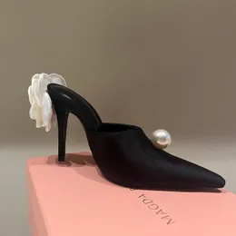 Magda Butrym faux-pearl blomma utsmyckad satin mule häl pumpar pekade tå slip-on designer hög häl sandaler kvinnor kväll fest bröllopskor fabrikskor