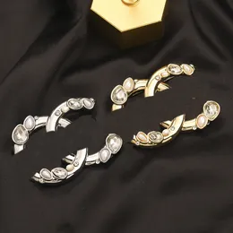 Galwaniczne eleganckie styl litera projektant pinów men kobiet marka broszka broch garnitur sukienki na ślub po części biżuteria biżuteria akcesoria