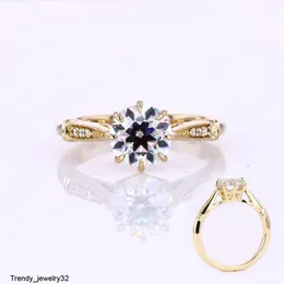 Anello di fidanzamento in moissanite con taglio europeo antico in oro giallo 14k StarsGem