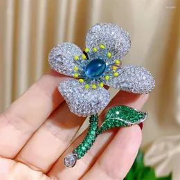 Brooches Winter Luxury Cubic Zirconia Jasmine Elegant Delicate Four Leaves Flower Accessories Pin Personalized Female Broche