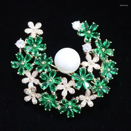 Spille Prodotto Spilla e spilla con fiore di perla imitazione floreale retrò a tre colori con zirconi cubici per accessori da donna