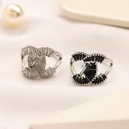 Tasarımcı Markalı Mektup Bant Yüzük Kadınlar Kristal CZ Diamond Real Gold Tasarımcı Pirinç Bakır Düğün Takı Malzemeleri Yüzük ince oyma parmak yüzüğü