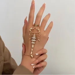 Vintage Punk Scorpion Tassel -kettingringarmband Sets voor vrouwelijke mannen Gothic Crystal Ring Connected Finger Charm Armbanden Sieraden