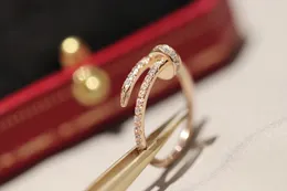 Anel de diamante de moda de ginástica de ginástica de qualidade fina de pregos finos para mulher eletroplatando o ouro rosa clássico premium com caixa