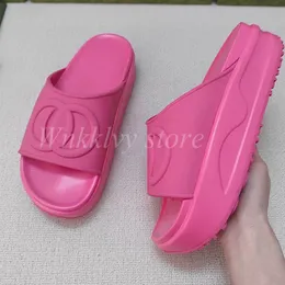 مصمم G Slippers الصيف سميك وحيد مسطح المطاط بلاتفبرم صندل سيدات كسول الأحذية في الهواء الطلق عطلة مقاومة للماء أحذية الشاطئ