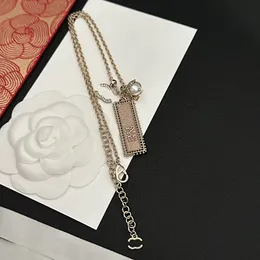 Estilos quentes pingente designer colares 18k banhado a ouro designer de luxo marca carta colar de cobre gargantilha corrente jóias moda presente de casamento