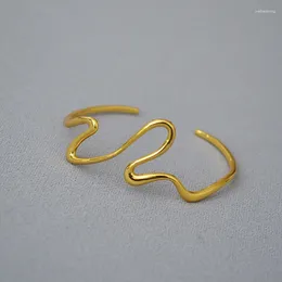 Bracciale aperto Chaoku dal design piccolo, semplice e dinamico, linea ondulata, placcato in ottone, oro reale INS