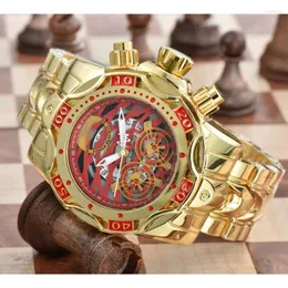 손목 시계 대형 다이얼 터프 가이 시리즈 쿼츠 남성용 고급스러운 황금빛 빛나는 캘린더 회전 링 스틸 밴드 손목 시계.