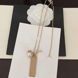 Collana estesa da donna di lusso e alla moda in oro con diamanti intarsiati targhetta rosa con ciondolo liscio gioielli da donna firmati collana con ciondolo in rame di alta qualità