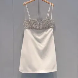 Vestido branco de Miu Miao, artesanal de diamante costurado, vestido de cinta pendurada de luxo e vestido precioso 2024 verão