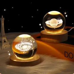 Gece Işıkları 3D Ay Kristal Top Masa Lambası Parlayan Gezegen Galaksisi Gece Işık Astronot Satürn Projektör Atmosfer Masa Kids Dekor Hediyesi Q231114