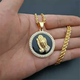 Подвесные ожерелья Hip Hop Iced Out CZ Молясь руками подвесной ожерелье для мужчин Женские подарки Золотая из нержавеющая сталь ювелирные изделия T230413