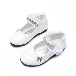 Sneakers Flower Girls Shoes Spring Autumn Princess Lace Pu Leather Shoes Cute Bowknot Rhinestone för 311 åldrar Småbarnskor 230413