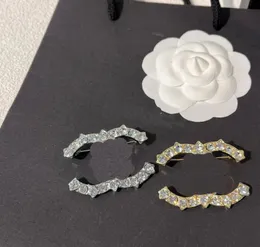 Design de marca Broches de letra dupla Mulheres de ponta 18K Placamento de ouro prateado Broche Broche Suit Pin Roupas de jóias Decoração de jóias Acessórios de strass de cristal