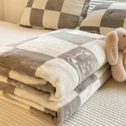 Quatro estações espessadas de leite quente manta de ginástica almoço de almoço de ar condicionado pequeno cobertor dormitório coral lençol de lençóis cobertor