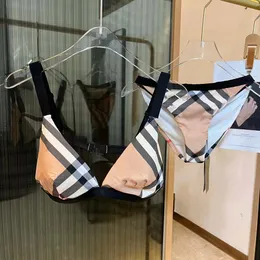 Tasarımcı Lüks Mektup Bikini Set Kadınlar Metal Yular Mayolar Tekstil Gradyan Renk Boşluk Out Beachwear bayanlar Yaz Plajı Yüzme Sörf Giyim