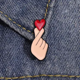 Alfinetes esmaltados de gesto de coração para mochilas jeans alfinetes de lapela engraçados broche presente de festa
