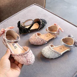 Flat Shoes Fashion 2023 Barn prinsessa baby flickor bling läder sandaler paljett mjuk barn dans party glittrande