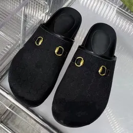 2024 sandálias de moda feminina de luxo de luxo de fundo letra de metal peças de metal vento preto planas planícies serrilhadas casuais half slippers 34-41