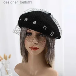 Basker kvinnor mode vinter basker engelska brev sexiga netting svarta hattar franska konstnär varma mössa damer alla matchar boina mujerl231115