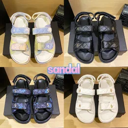 Med Box Cnel Sandals 22SS Slåsande remmar quiltade platta sandaler Multi-färgtyg Vitt svart läderkedja Inter låsande strand tofflor Luxurys Womens Slides