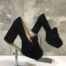 Die neuesten modischen Damen-Kleiderschuhe, ganz aus Leder, mit Quastenverzierung, luxuriöse, individuelle High-Heels-Party- und Hochzeitsschuhe mit dicken Sohlen