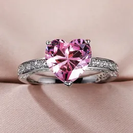 ソリティアリングHuitan Luxury Solitaire Women's Heart Engagement Ring AAA Pink Cubic Zirconia Girlend Anniversary Gifteration Ring 231115