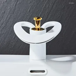 バスルームシンク蛇口Tuqiu Golden/White Basin Faucet Black Brass Creative Mixerタップコールド滝