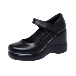 Dress Buty 2023 Europejskie i amerykańskie damskie okrągłe palce na pięcie wodoodporna platforma Casual Confort Single Shoe 2608