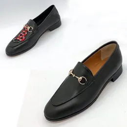 Scarpe eleganti da uomo Trample Mocassini pigri Classici da donna Designer piatto Scarpe casual Pelle di vacchetta Fibbia in metallo Lady Pelle Lettera Ciabatte Scarpe Princetown Taglia grande 35-46 Con scatola