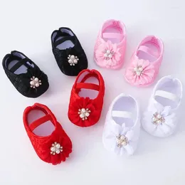 Primeiros caminhantes infantil bebê meninas apartamentos e bandana sola macia antiderrapante pérola flor princesa vestido de casamento sapatos para nascido