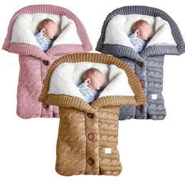 Спальные мешки Теплый детский зимний толстый вязаный спальный мешок на пуговицах для постельных принадлежностей Пеленальные одеяла Конверт для ног для малышей 231115