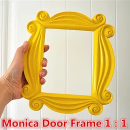 Obrazy ZK30 Serial telewizyjny Friends Ręcznie robione monica rama drzwi drewno żółte p o Ramki kolekcjonerskie do wystroju domu 231115