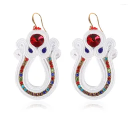 Orecchini pendenti Soutache fatti a mano per le donne Orecchino bianco ritagliato Cristalli rossi lucidi Penetranti a goccia Boho Bellissimi gioielli alla moda