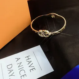 Högkvalitativ designer Designer Wide Bangle rostfritt stål guldspänne armbandsmycken armband för män och kvinnor