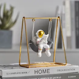 Obiekty dekoracyjne figurki nordyckie astronauta figurka wystrój pokoju huśtawka Spaceman Statue Dekoracja dekoracji domu Miniaturowe biurko prezent 231115