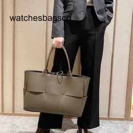 Designer Woman Handbags Bottegaaveneta 2023 New Fashionable Genuine Leather Woven Tote Bag Small and Medieval Large Capacity Handheld Women's Shopping