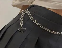 Cinturón de cadena para mujer Diseñador Cinturones de lujo Enlaces triangulares Accesorios de vestir para mujer Cadenas de plata Pretina Mujer Letra Belt6063117