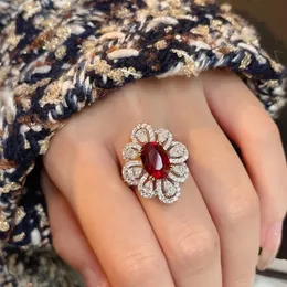 Flower Ruby Diamond Ring 925 Sterling Silver Party Wedding Pierścienie dla kobiet Bridal Obietż